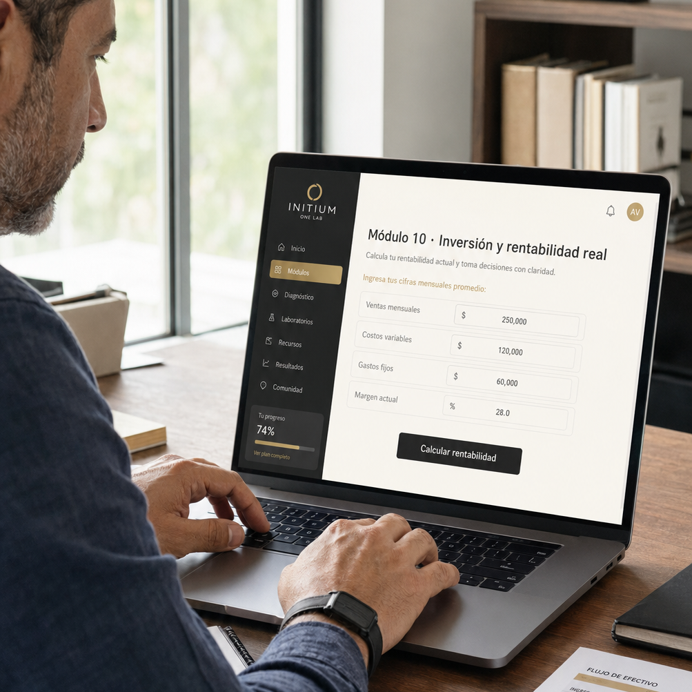 Dueño de negocio completando el diagnóstico de marketing estratégico de INITIUM ONE LAB desde una laptop.