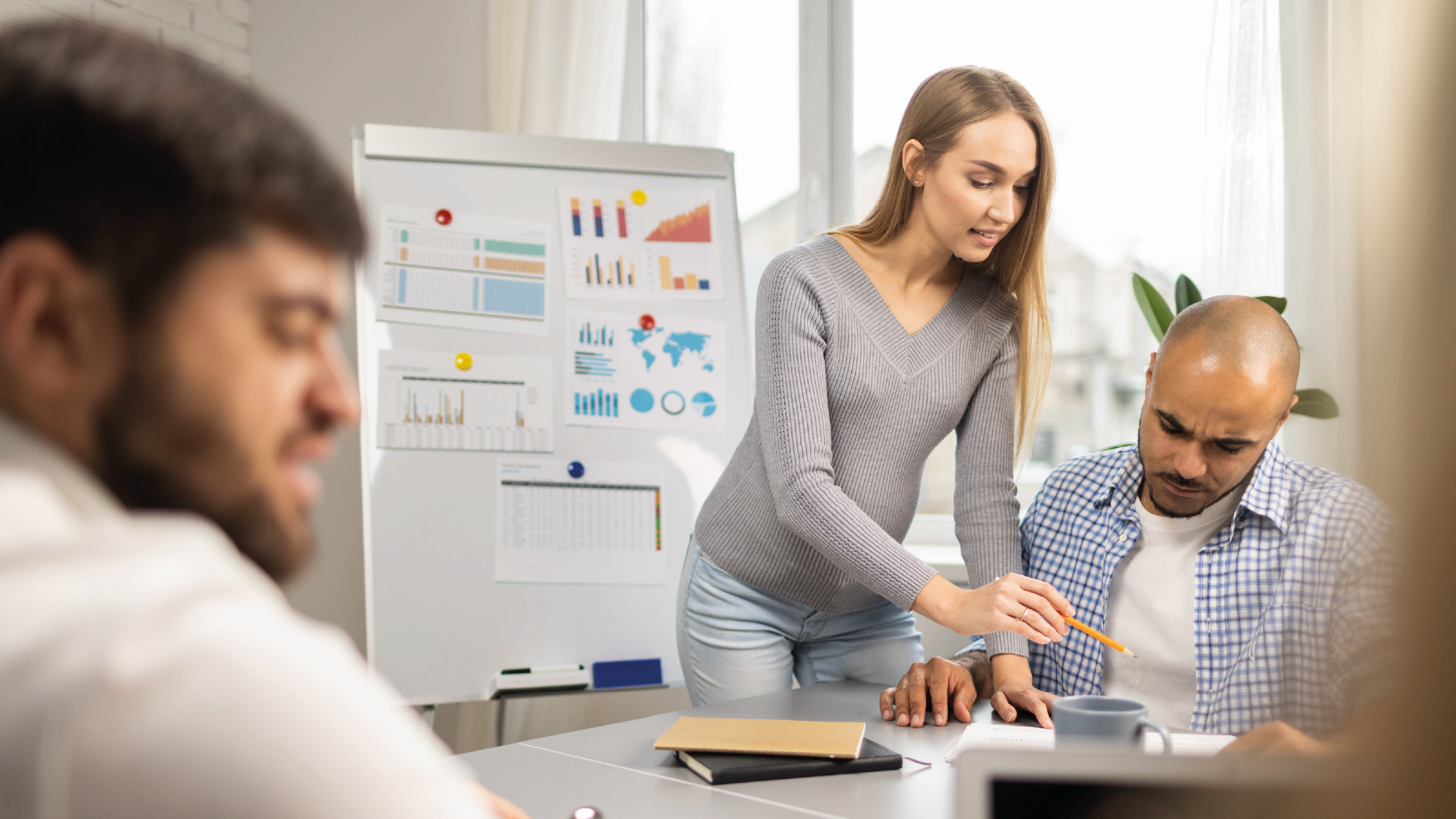Equipo directivo alineando marketing, ventas y experiencia del cliente Pie de foto: El cliente recibe una sola empresa, aunque internamente participen muchas áreas.